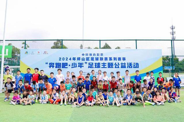 组图：萨巴伦卡与埃菲尔铁塔合影 笑容灿烂